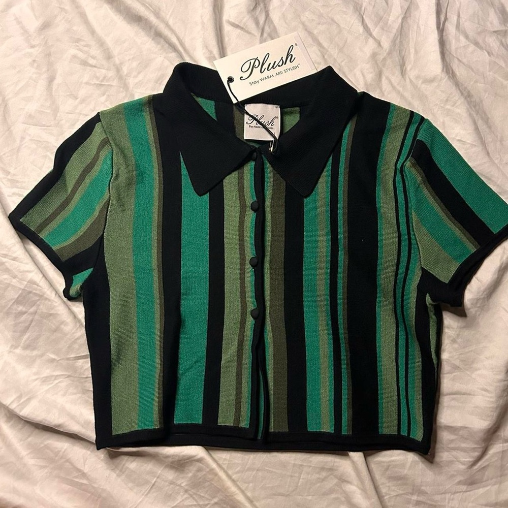 PLUSH SAMPLE PIECE GREN AND BLACK BOHO CROPPED BOWLER COLLARED TEE NWT